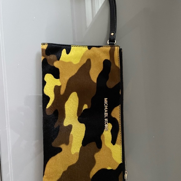 Michael Kors wristlet. Cowhide material. Excellent Used Condition. Used once. - Picture 4 of 5